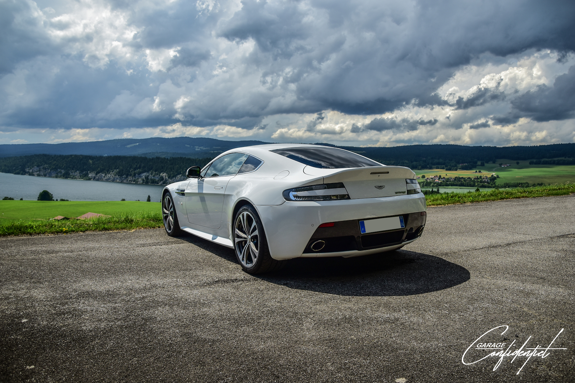 aston_martin_v12_vantage_blanc_12