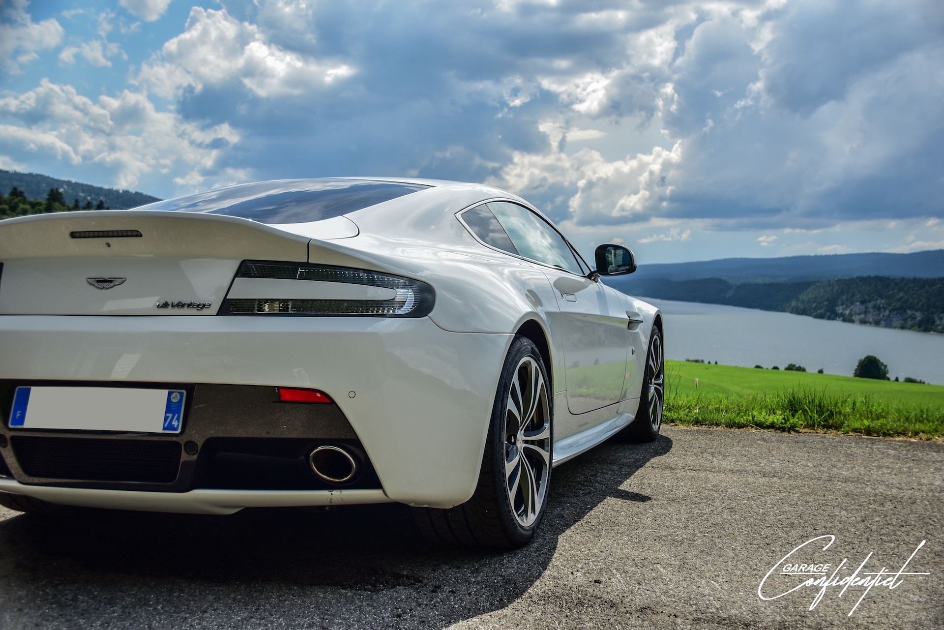 aston_martin_v12_vantage_blanc_13