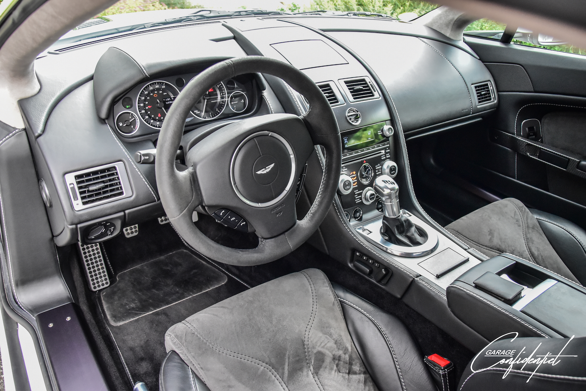 aston_martin_v12_vantage_blanc_16