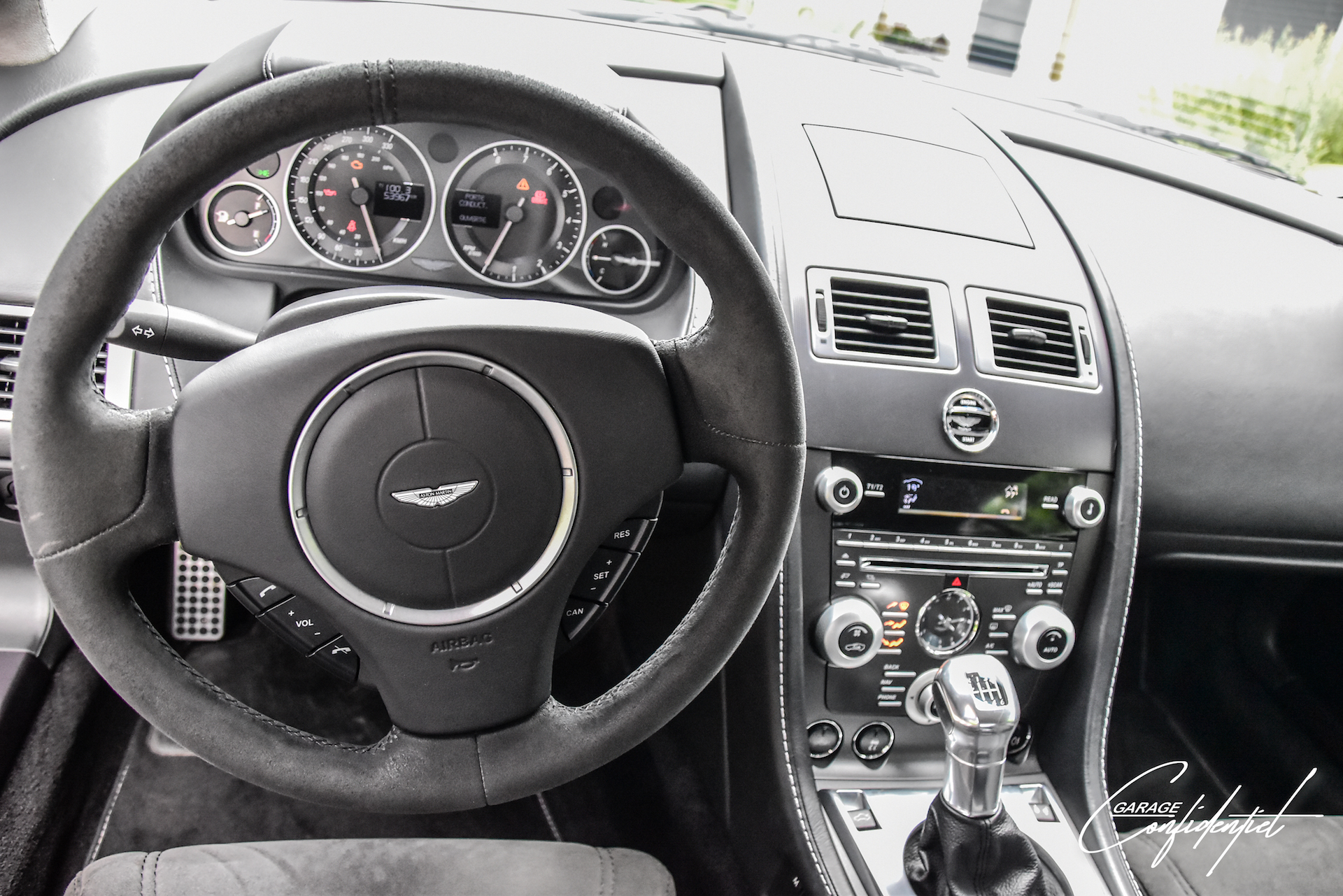 aston_martin_v12_vantage_blanc_21