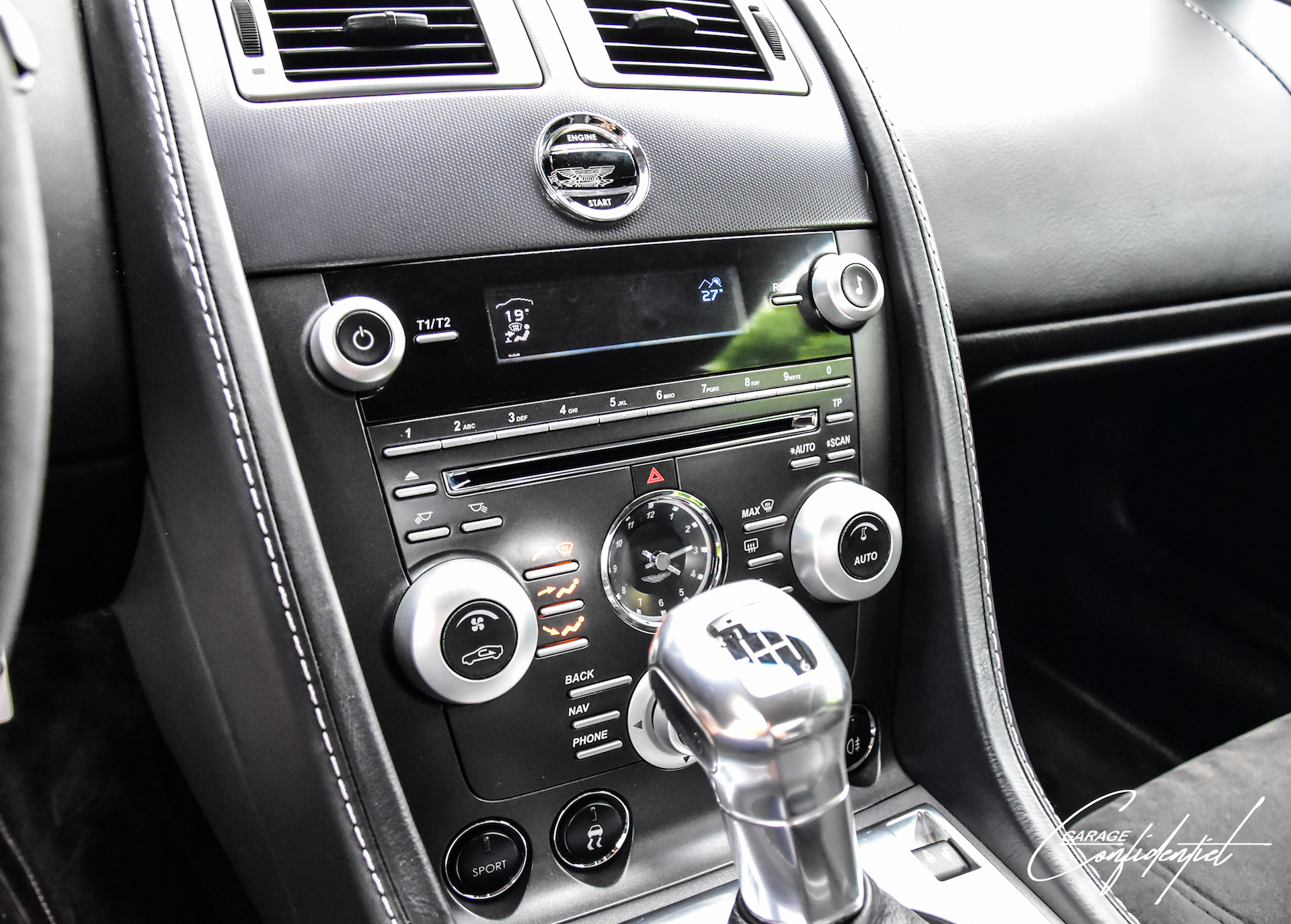 aston_martin_v12_vantage_blanc_24