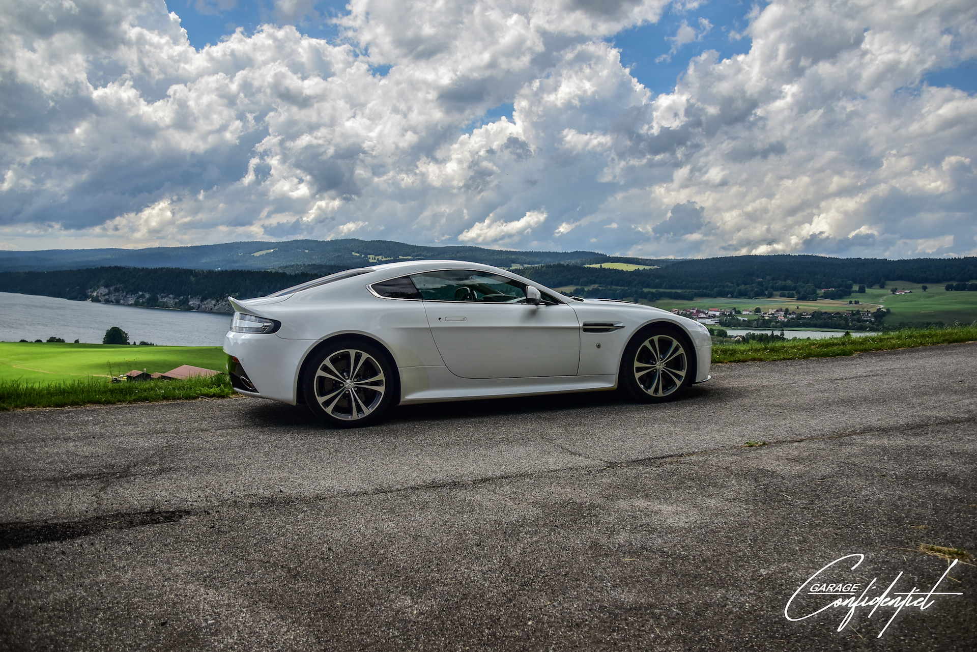 aston_martin_v12_vantage_blanc_3