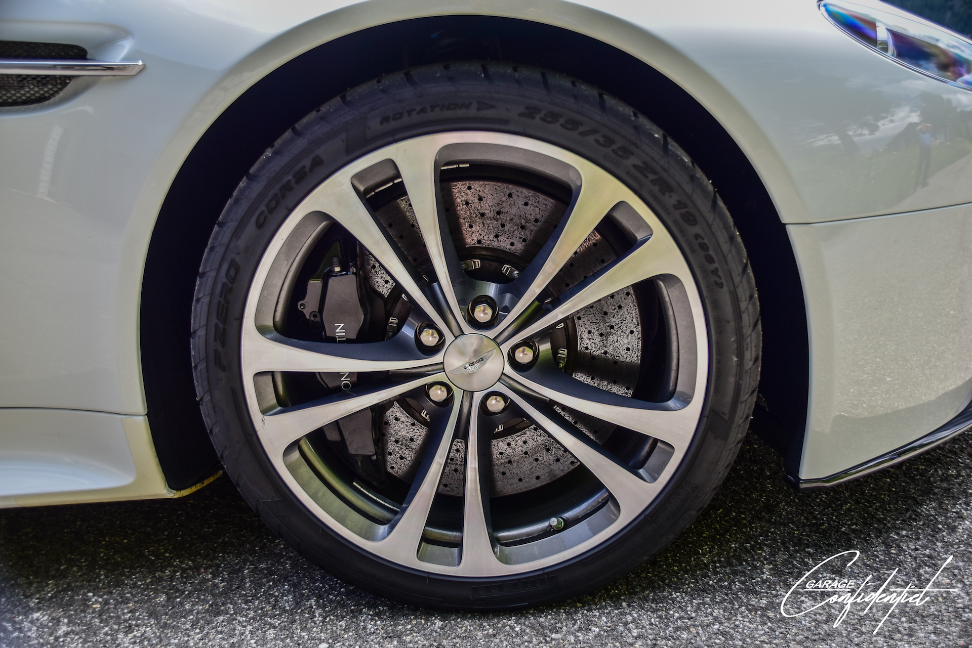 aston_martin_v12_vantage_blanc_31
