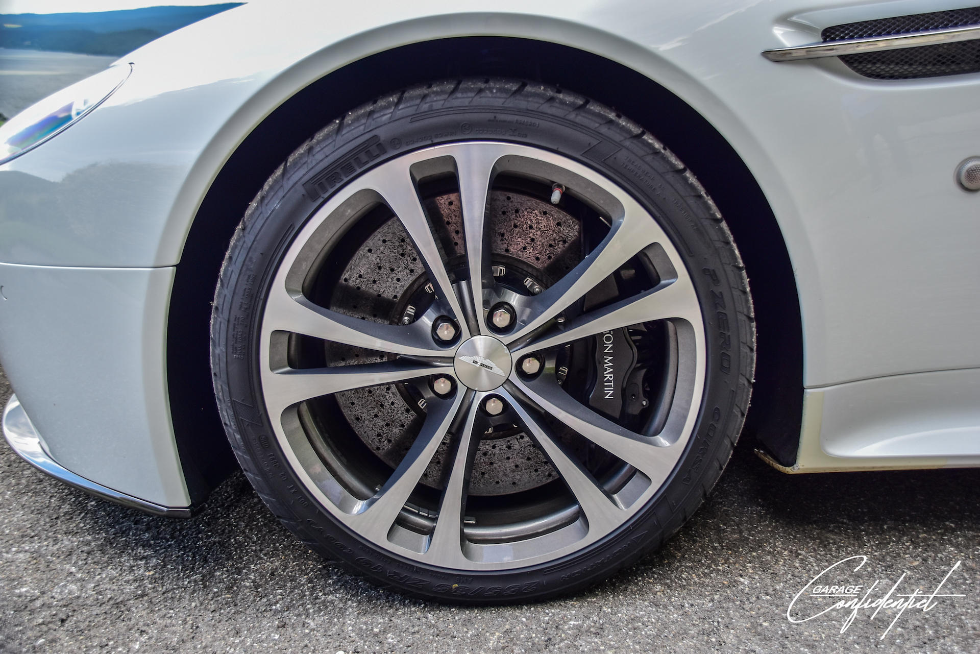 aston_martin_v12_vantage_blanc_33