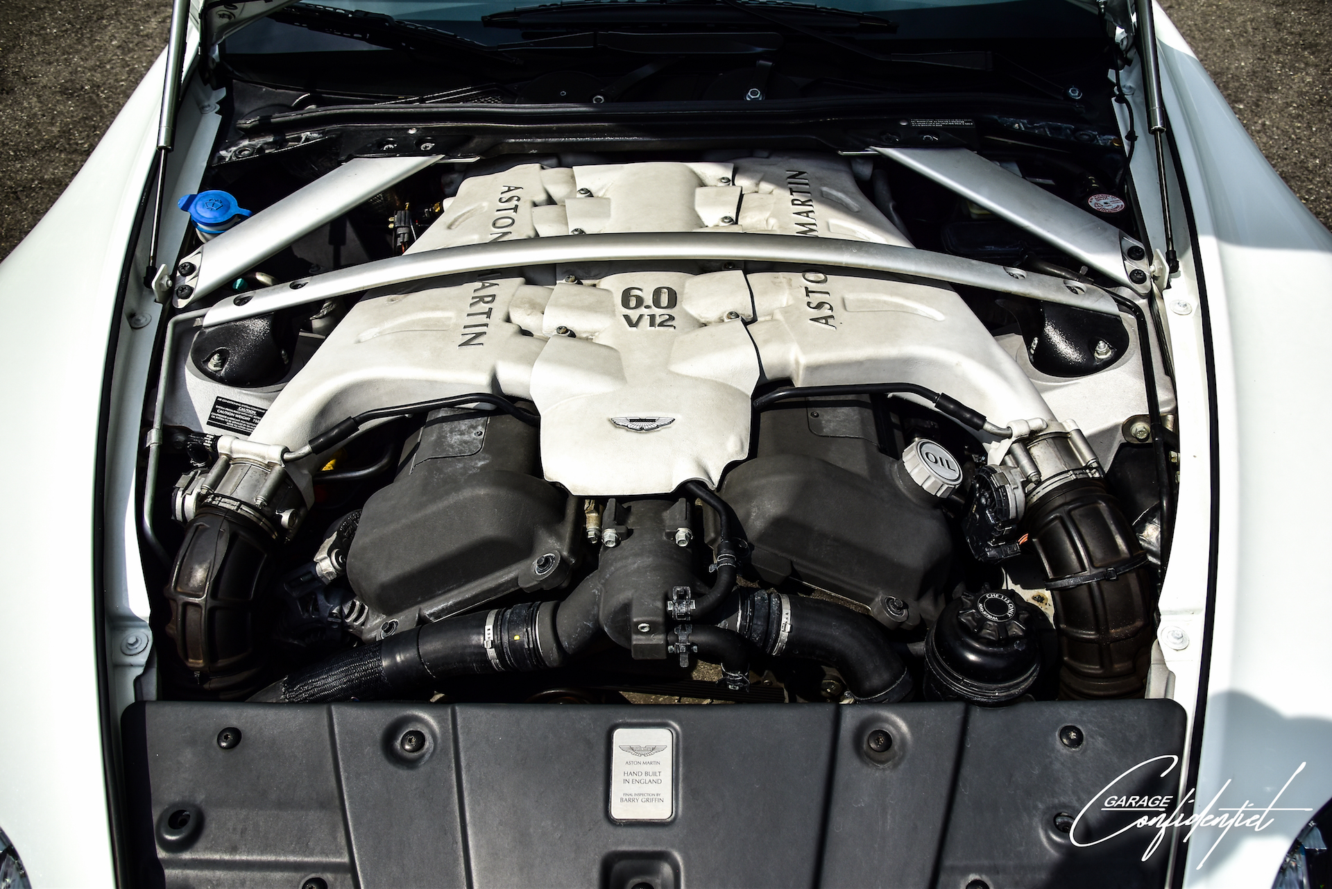 aston_martin_v12_vantage_blanc_35