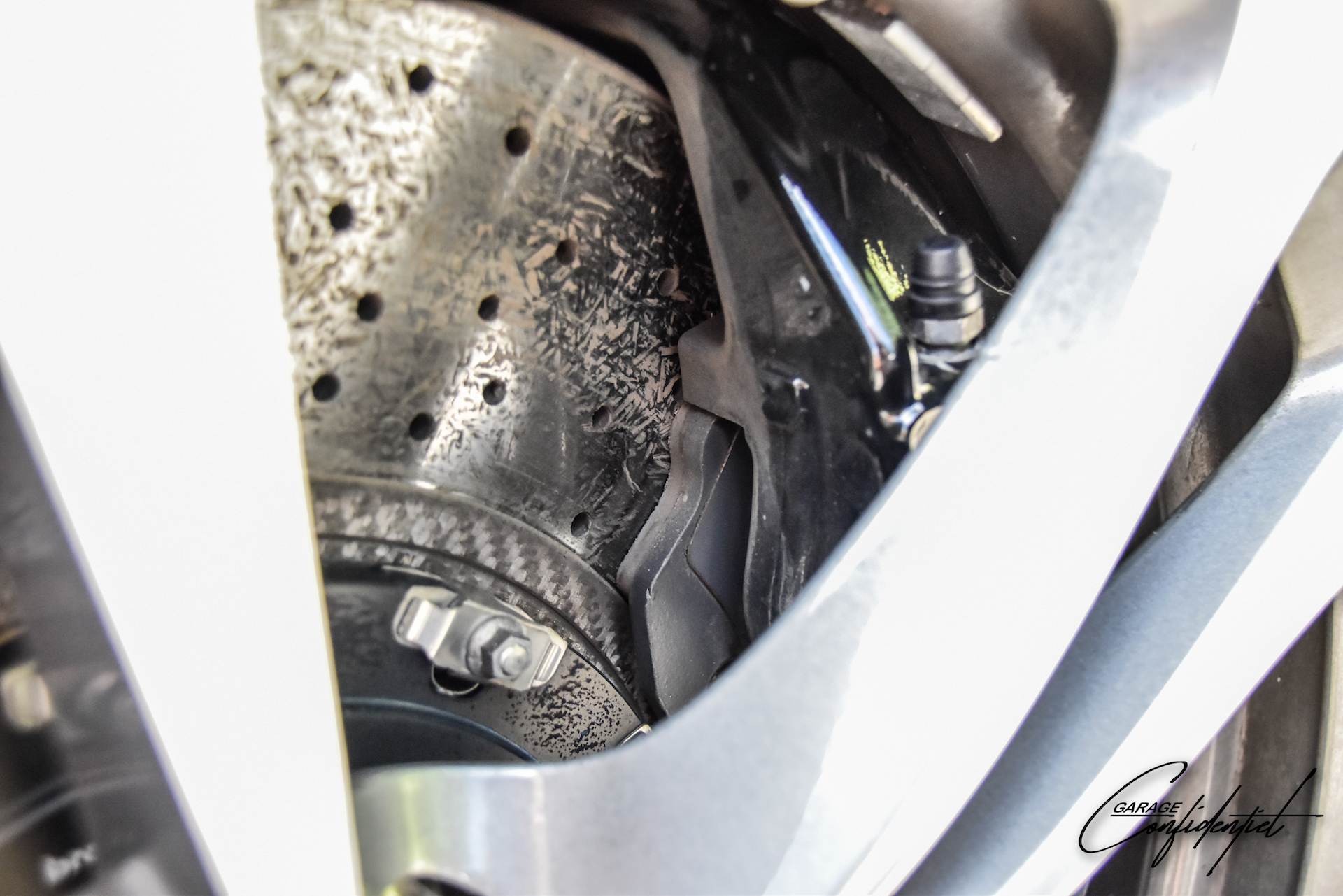 aston_martin_v12_vantage_blanc_36