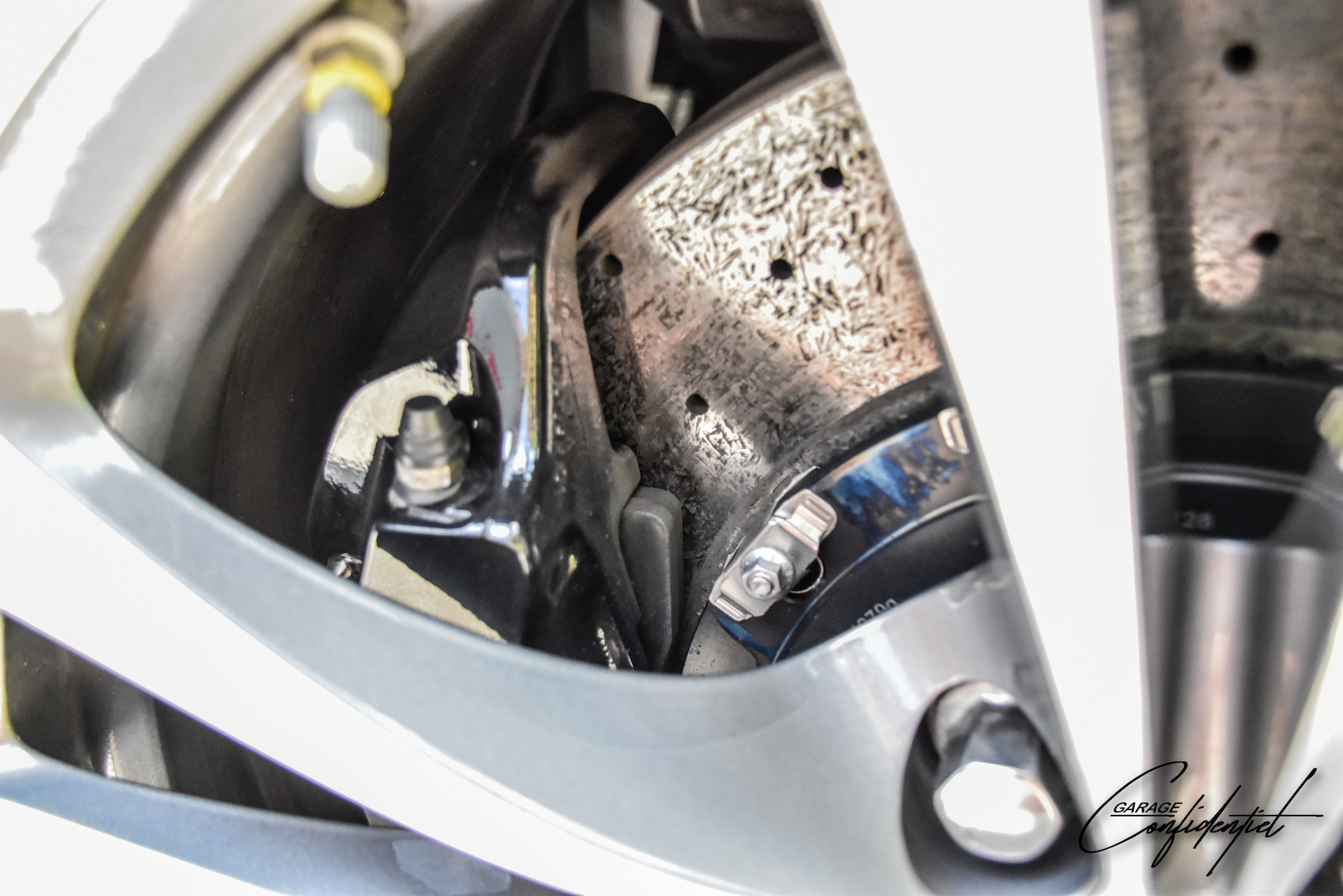 aston_martin_v12_vantage_blanc_37