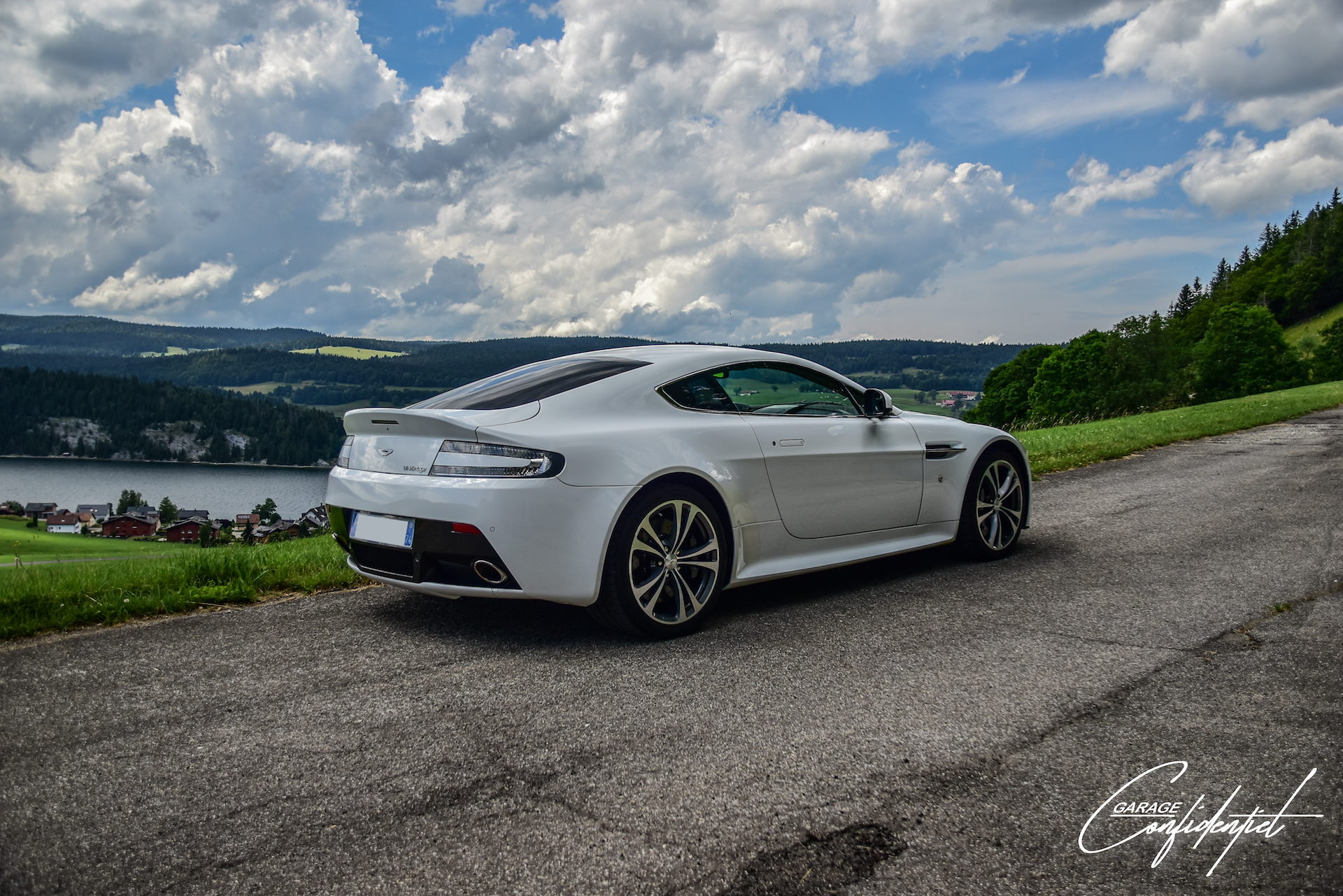 aston_martin_v12_vantage_blanc_4