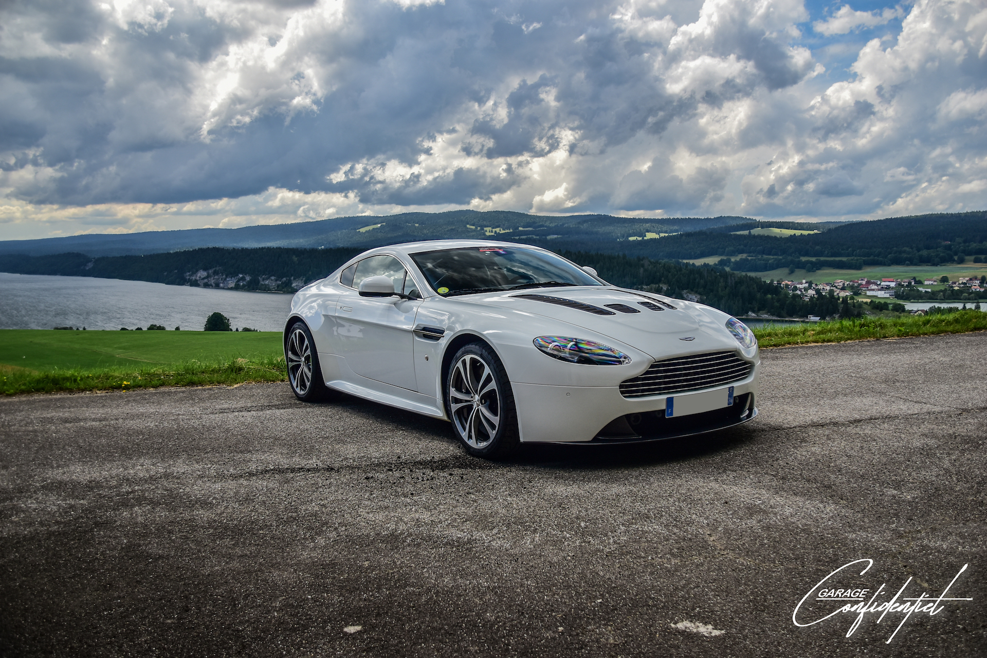 aston_martin_v12_vantage_blanc_5