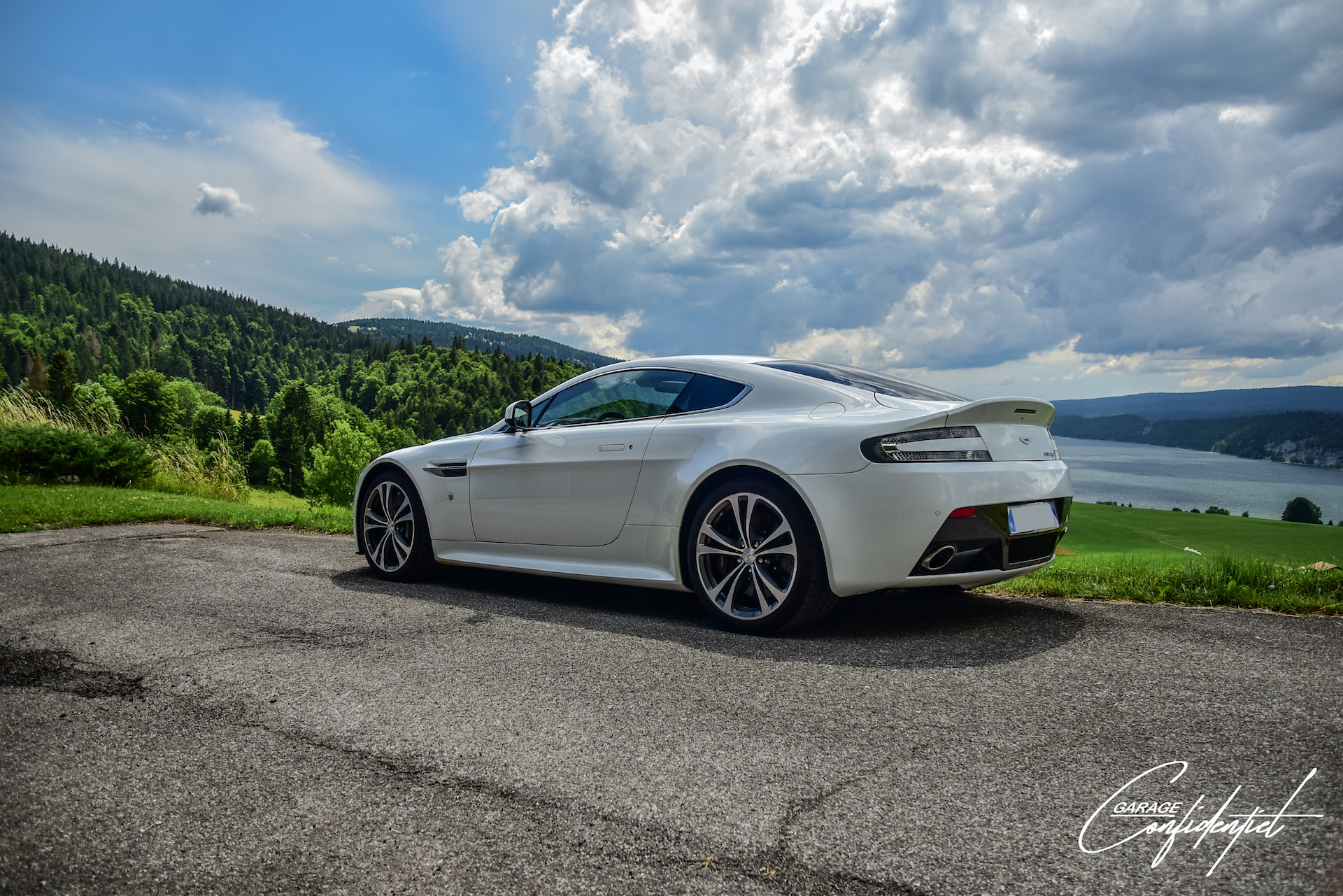 aston_martin_v12_vantage_blanc_6
