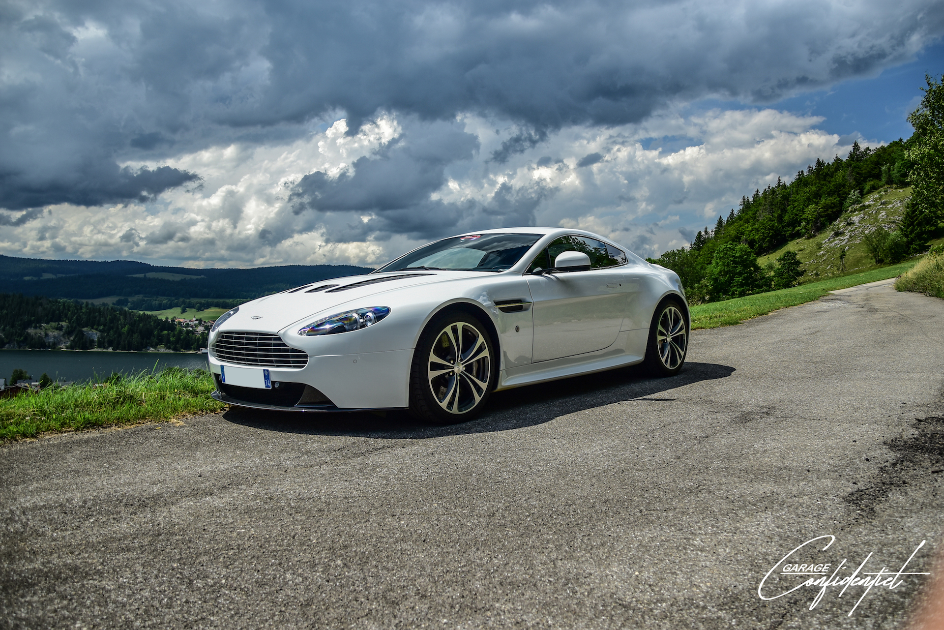 aston_martin_v12_vantage_blanc_7