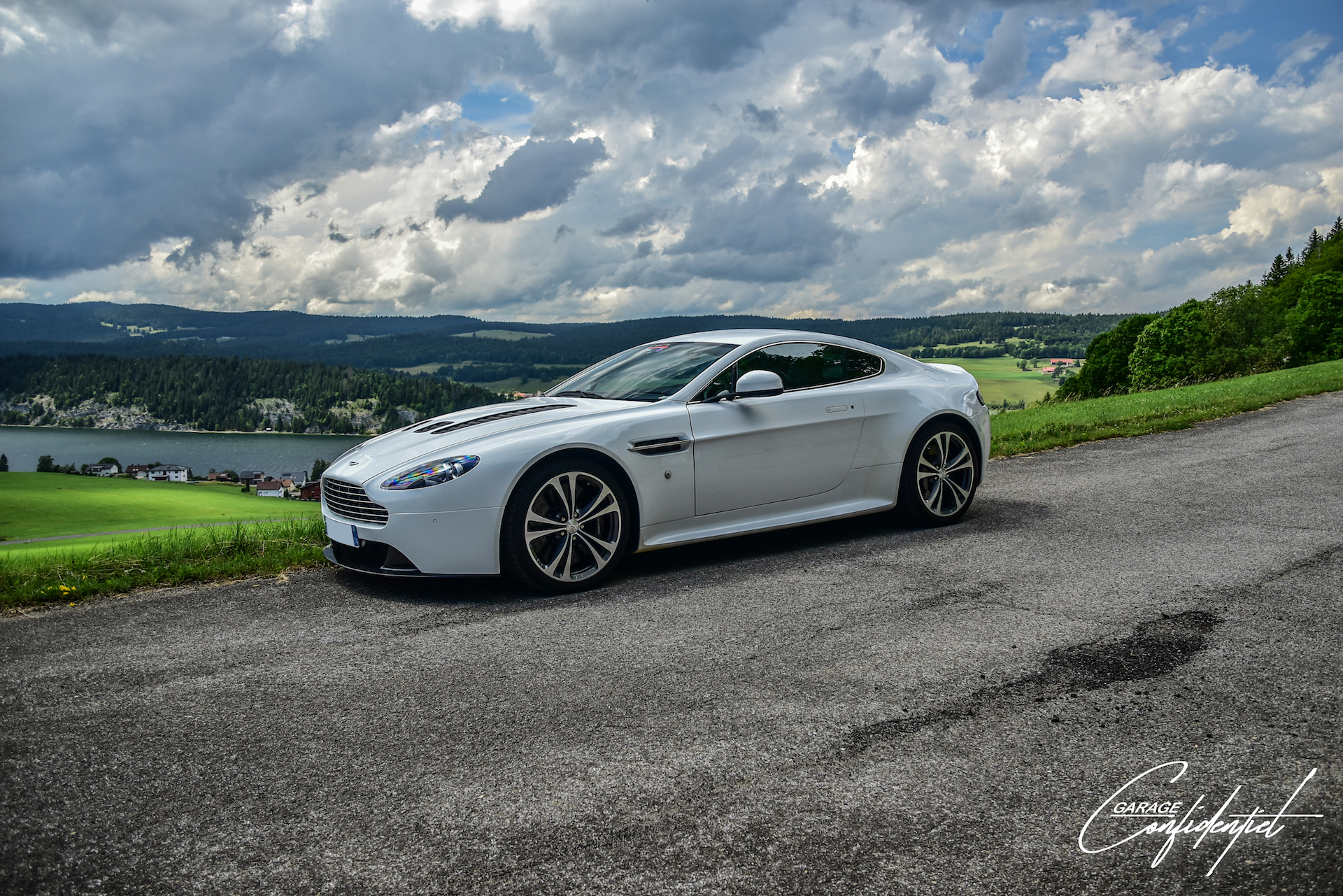 aston_martin_v12_vantage_blanc_8