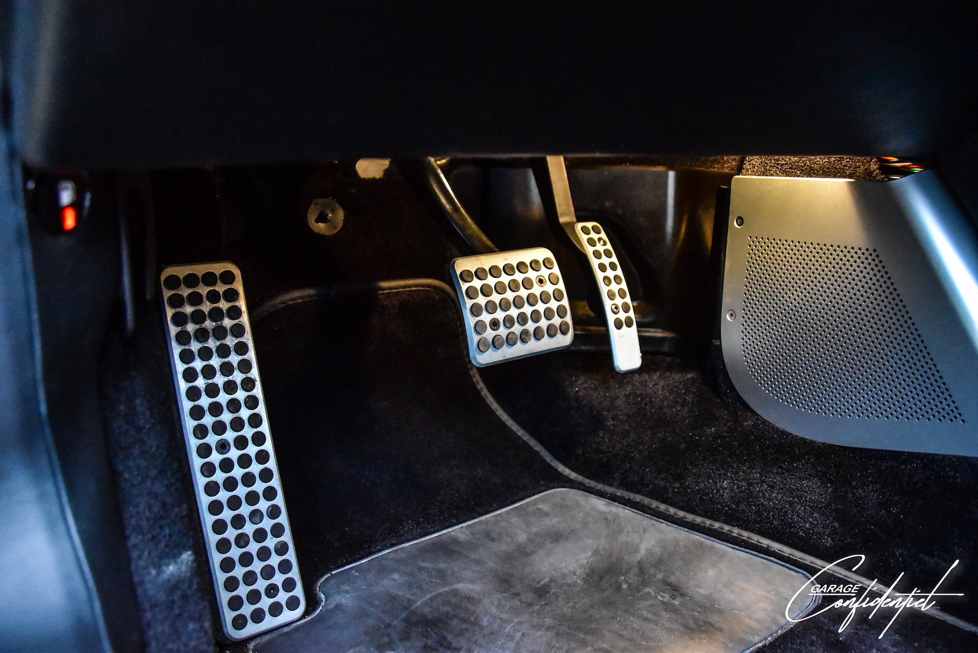 aston_martin_v8_vantage_s_black_29