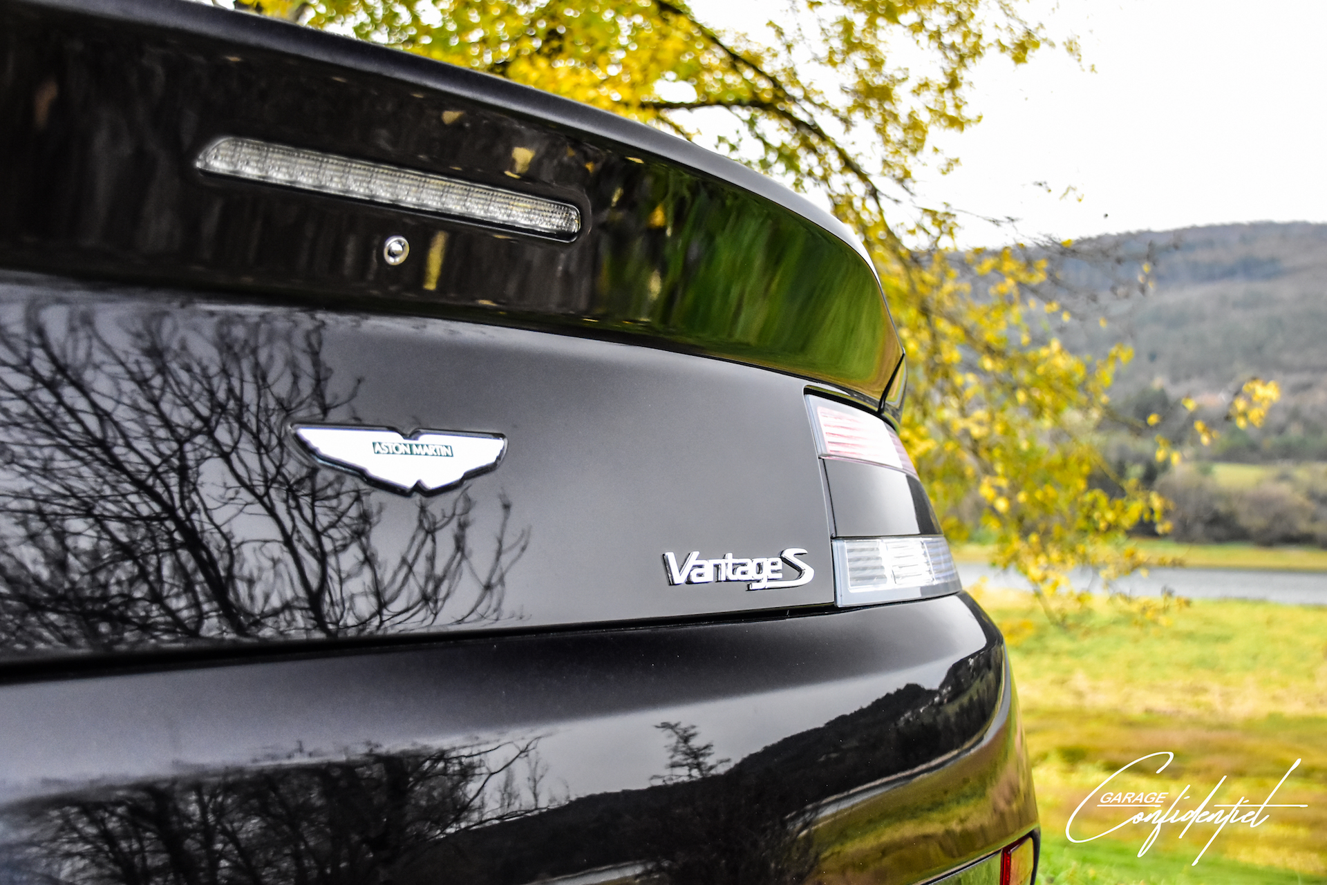 aston_martin_v8_vantage_s_black_37