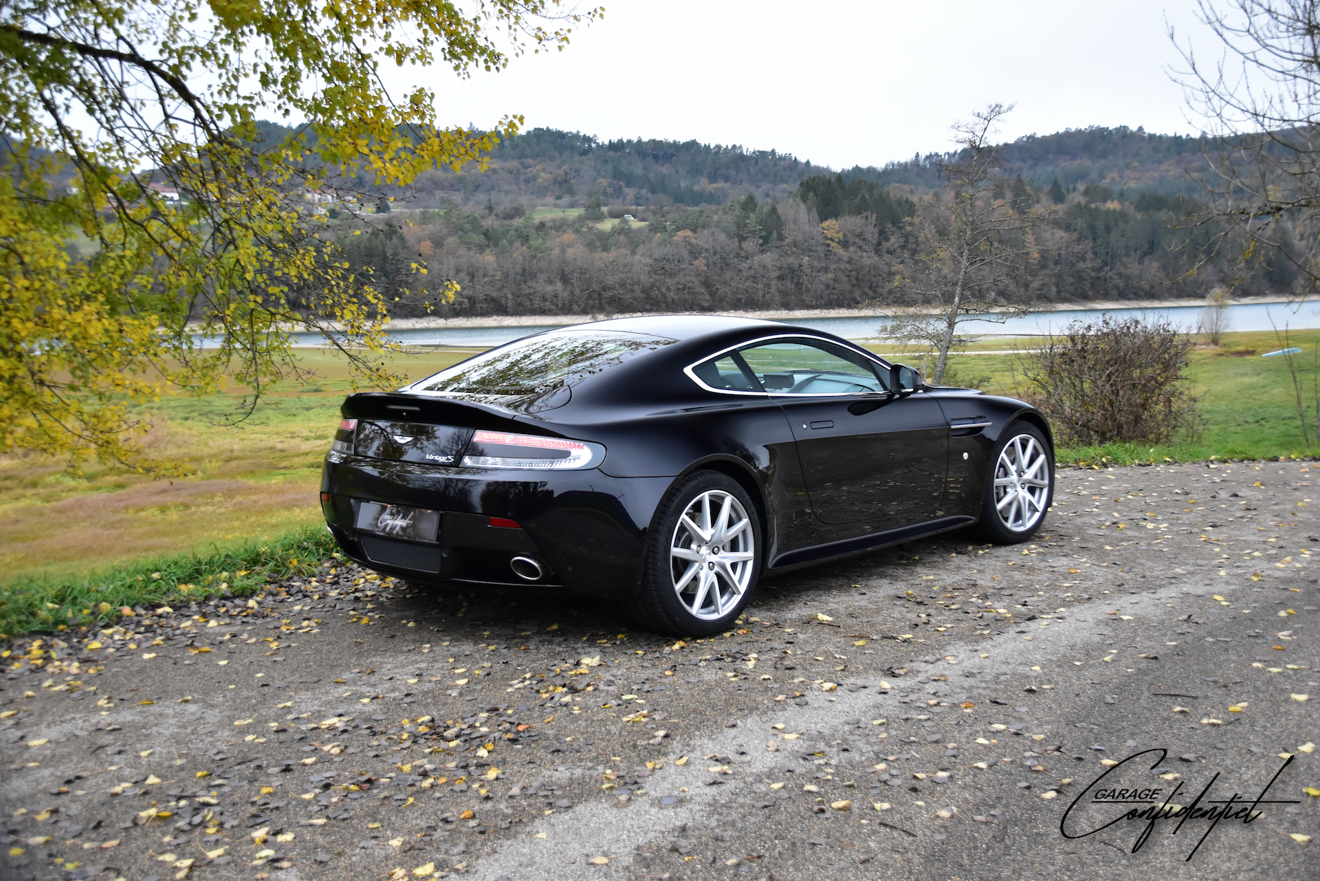 aston_martin_v8_vantage_s_black_5