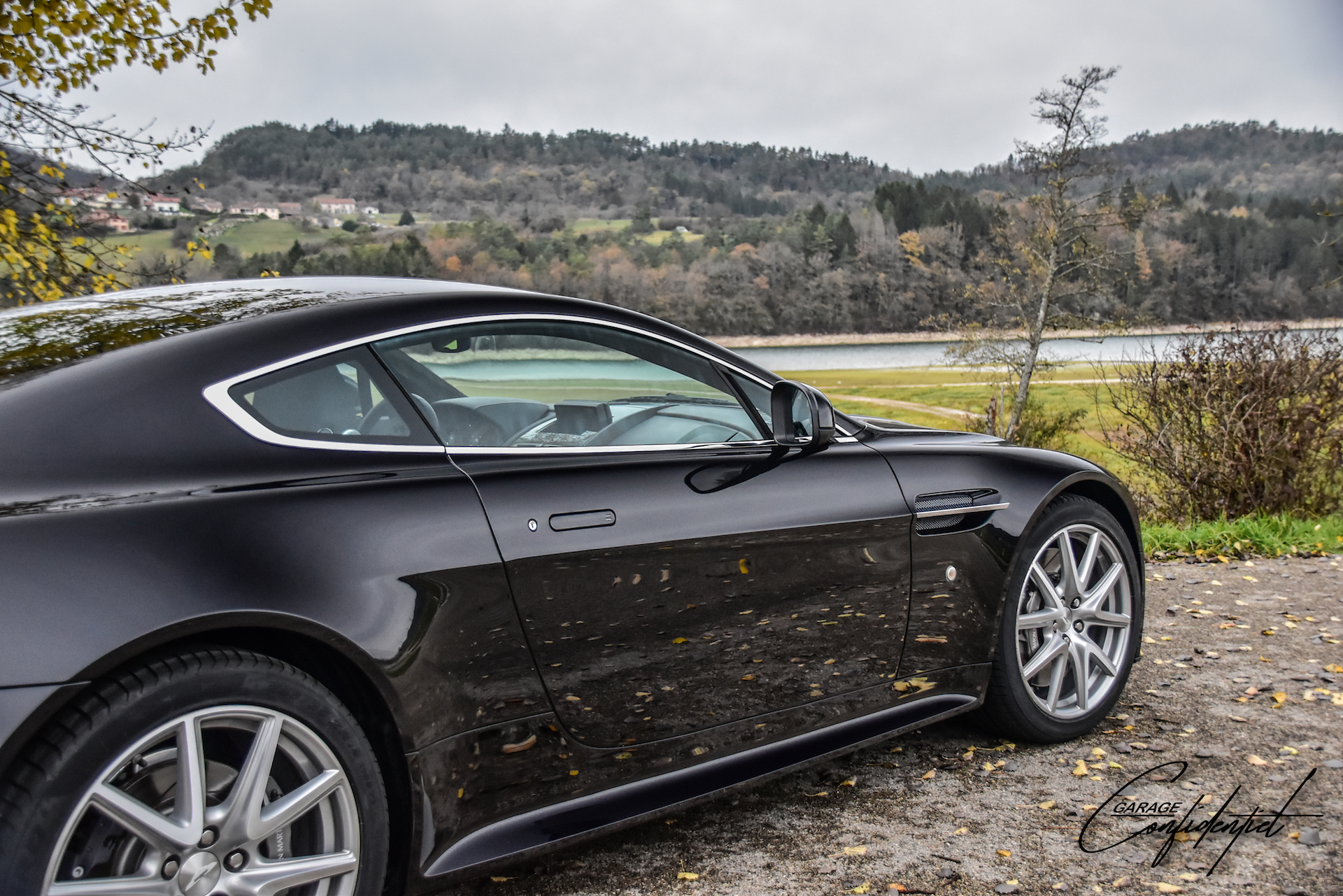aston_martin_v8_vantage_s_black_8